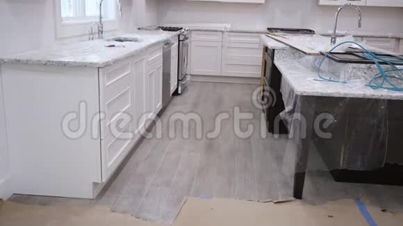 厨房改建家庭装修景观安装了新厨房视频的预览图