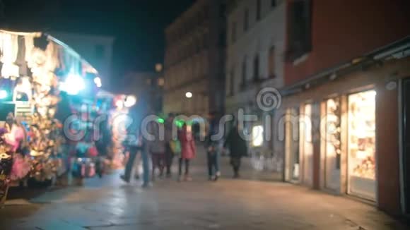 晚上威尼斯街头的人们视频的预览图