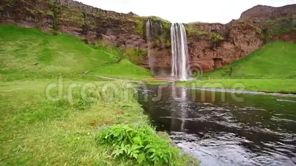 塞尔贾兰多斯瀑布美丽的夏日晴天冰岛视频的预览图
