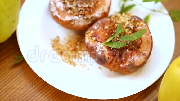 用核桃和蜂蜜烤的甜的熟肉视频的预览图