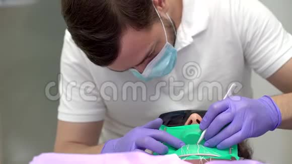 诊所牙科安装贴面给病人在牙科诊所牙医美牙微笑关门视频的预览图