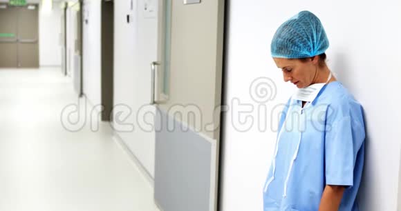 可怜的外科医生靠在走廊的墙上视频的预览图