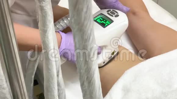 女士在美容诊所接受液化石油气硬件按摩专业美容师视频的预览图