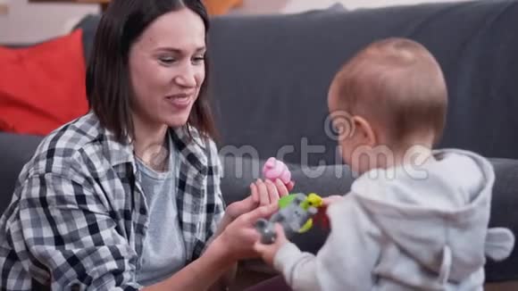 妈妈在家里和可爱的女婴玩耍视频的预览图