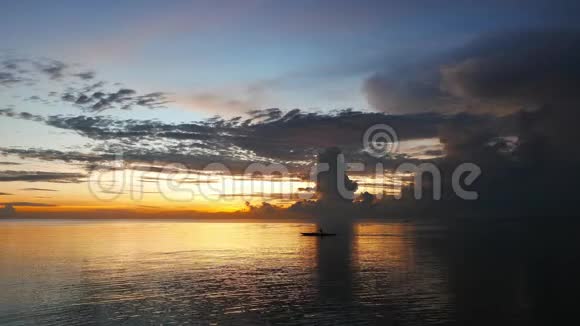 日出的渔夫视频的预览图