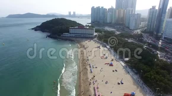 阳光明媚的夏季海恩大海滩釜山韩国亚洲视频的预览图