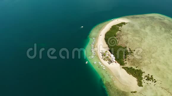 带沙滩的热带岛屿菲律宾巴拉望视频的预览图
