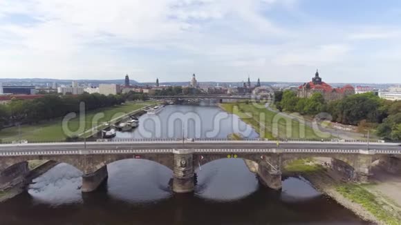 德累斯顿德国六月2019年德累斯顿历史市中心的空中全景无人机景观视频的预览图