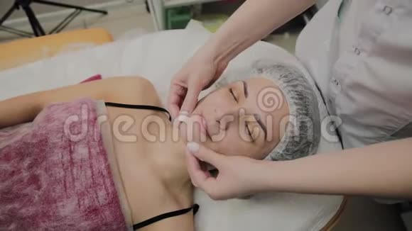 在水疗沙龙做面部按摩的女人视频的预览图