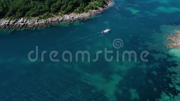 乘飞机飞越美丽的海滨在马飞行视频的预览图