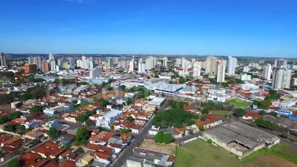 巴西圣保罗州阿拉卡图巴市的空中镜头2016年7月视频的预览图