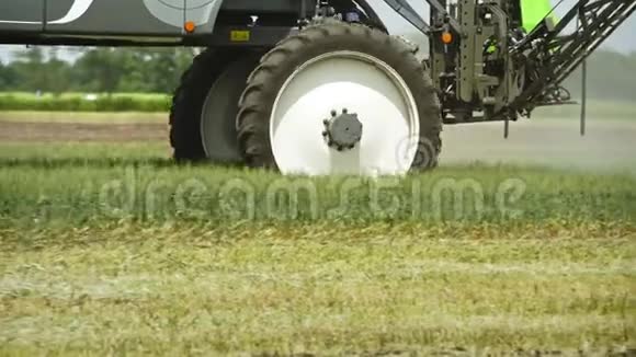 农药喷洒机农药喷雾器农业机械视频的预览图