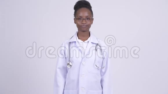 年轻快乐的非洲女医生微笑视频的预览图