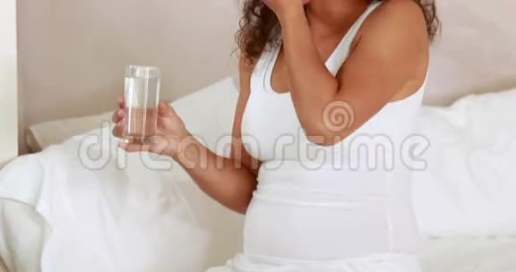 孕妇服用维生素片视频的预览图