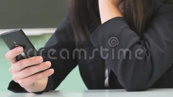 学生女孩在智能手机中键入文本特写视频的预览图