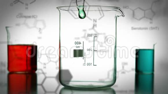 前景化学化合物数据和结构公式的实验室烧杯视频的预览图