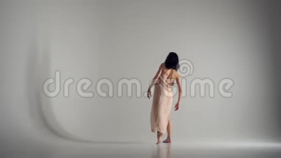 美丽的女子自由式舞蹈在演播室视频的预览图