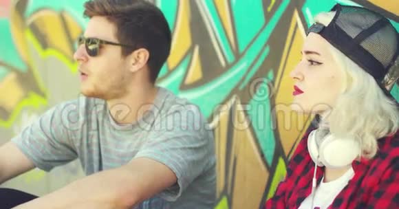 时髦的年轻时髦情侣坐在街上视频的预览图