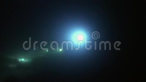潜水者带手电筒在水下夜间底部背景视频的预览图