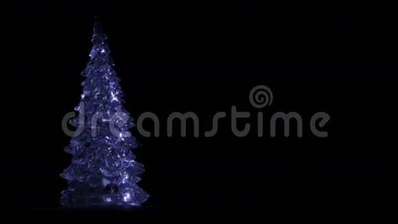 圣诞装饰圣诞树在黑色背景上旋转视频的预览图