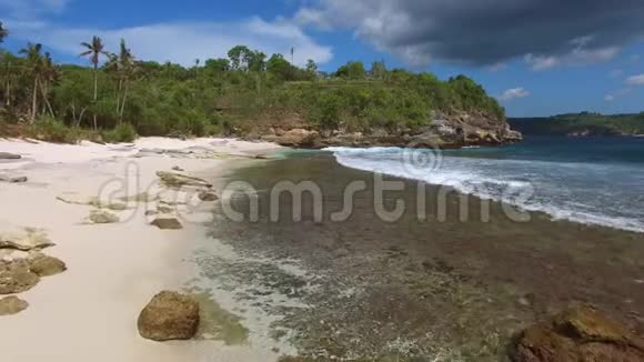 荒芜的热带海滩和绿松石海洋视频的预览图