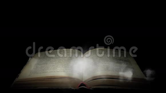 在雾中读书神秘的烟雾笼罩着这本书视频的预览图