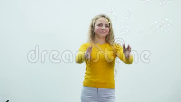 女孩玩肥皂泡视频的预览图