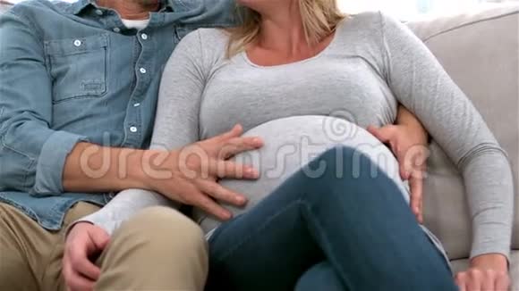 幸福未来的父母在沙发上视频的预览图