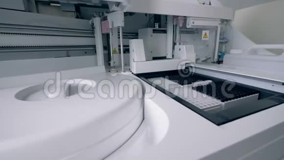 医疗设备工程一台白色机器在诊所的实验室工作视频的预览图