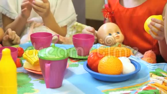 幼儿玩塑料餐具视频的预览图
