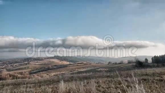 美丽的草地景观天空上有移动的云一大串稻草镜头视频的预览图