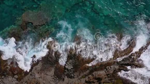 无人的海岸的俯视图特内里费岛的岩石海岸空中无人机的海浪到达海岸的镜头视频的预览图