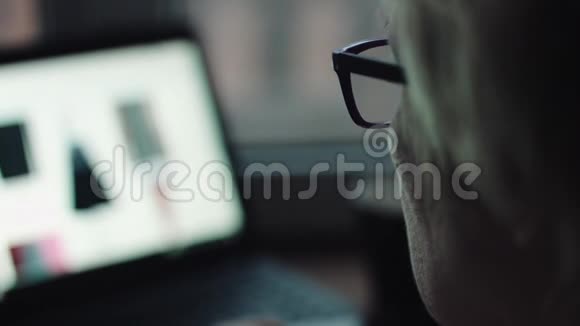 女人在笔记本电脑上工作视频的预览图