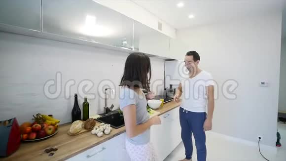 快乐夫妻一起在厨房做饭视频的预览图