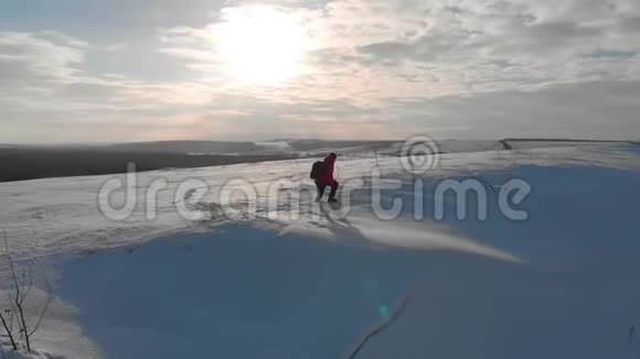 冬天背包客在雪山上散步带背包的人在山上徒步旅行冬季徒步旅行视频的预览图