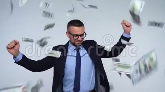 美元落在穿着正式的男人身上视频的预览图