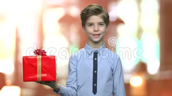带礼品盒的可爱男孩的肖像视频的预览图