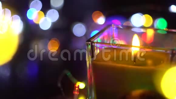 有蜡烛花环彩灯有选择的焦点黑色背景假日装饰的圣诞构图视频的预览图