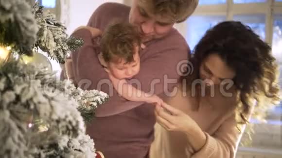 圣诞装饰快乐的年轻家庭视频的预览图