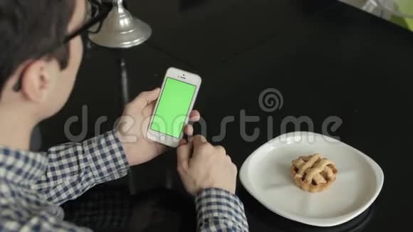 使用手机垂直与绿色屏幕在家视频的预览图