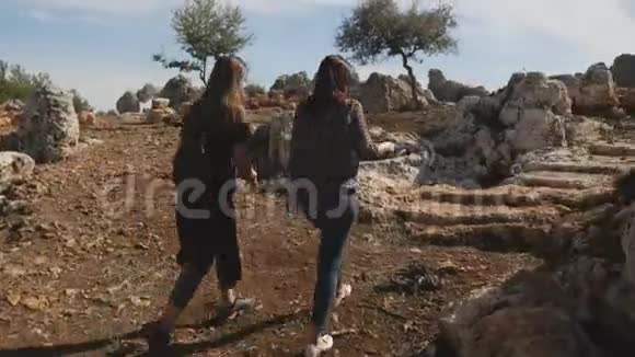 两个女孩在土耳其的莱博顿古城探险视频的预览图