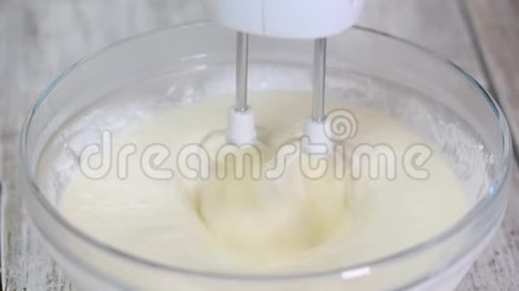在碗里搅拌奶油鲜奶油视频的预览图