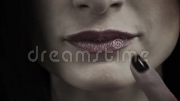 近距离观察一个女人触摸她的嘴唇视频的预览图