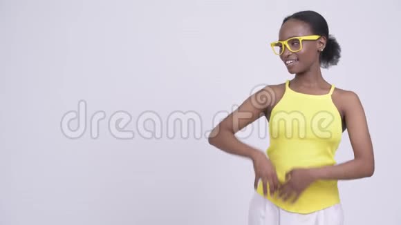 快乐年轻美丽的非洲女人展示视频的预览图