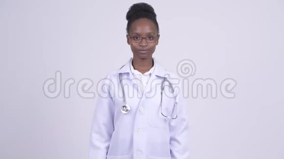 年轻漂亮的非洲女医生视频的预览图