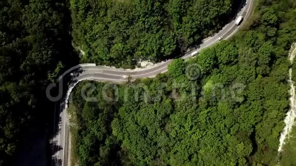 从俄罗斯南部的高山通道蜿蜒而来空中观景视频的预览图