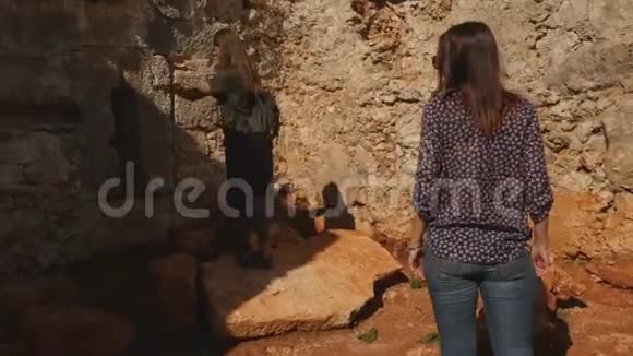 两个女孩在土耳其的莱博顿古城探险视频的预览图