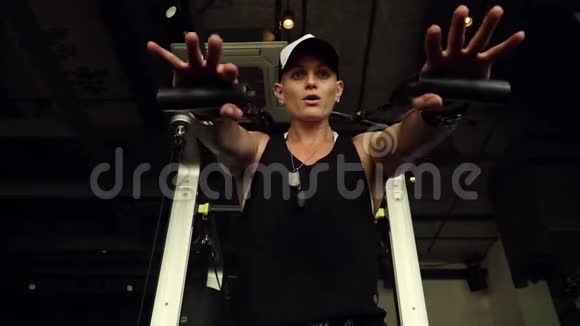 一个强壮的女孩正在健身房训练视频的预览图