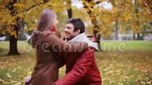 秋天公园的年轻夫妇见面愉快视频的预览图