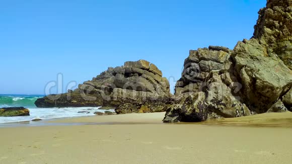 葡萄牙的岩石海岸大西洋的波浪视频的预览图